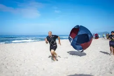 Cliente FitsLife treinando na areia