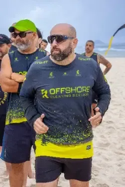 Cliente FitsLife em treino na areia