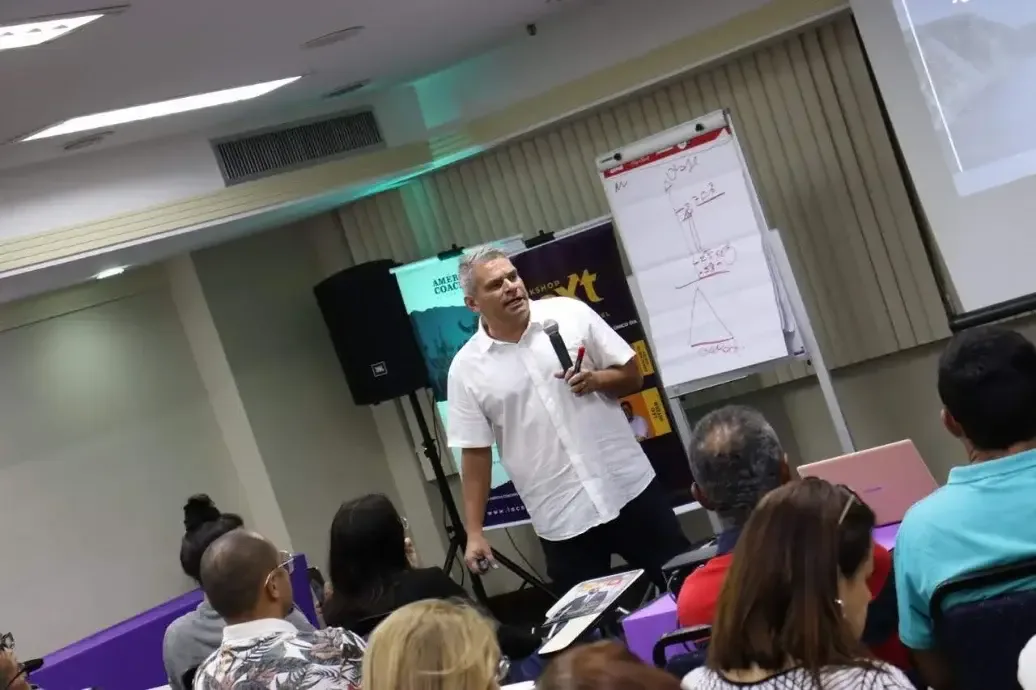 Fabiano ministrando workshop de mentalidade e treinamento