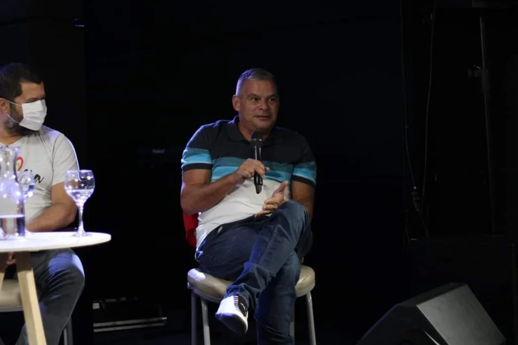 Fabiano José Moraes com microfone durante uma apresentação.
