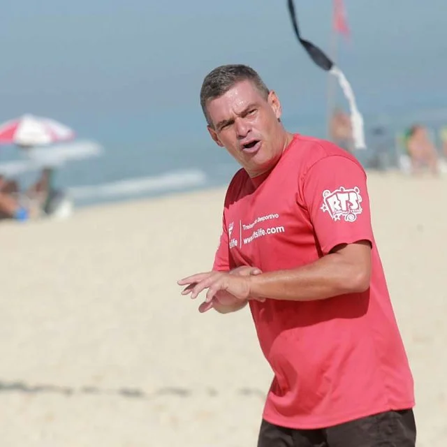 Fabiano José Moraes orientando uma atividade na praia.